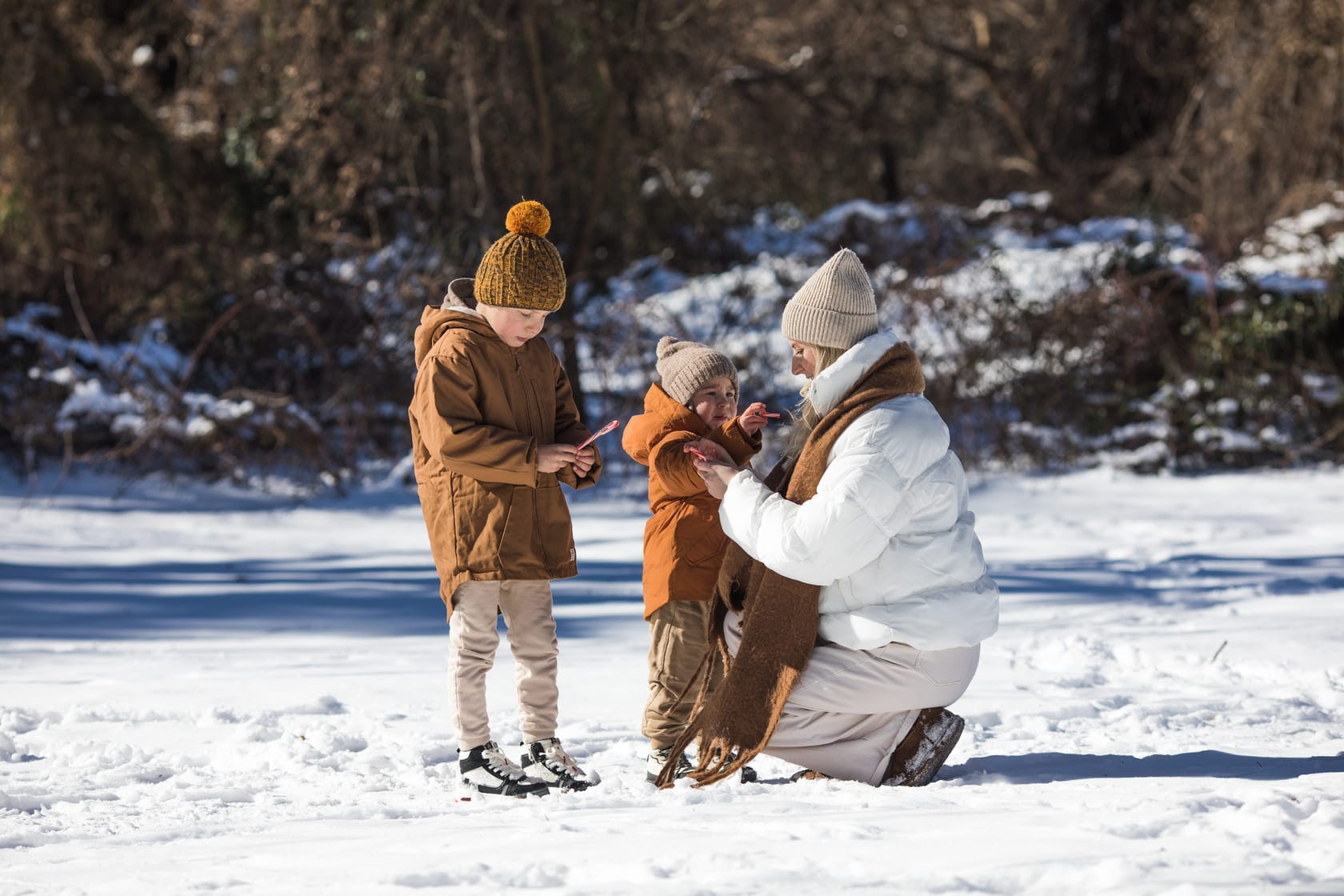Äiti ja lapset ulkoilevat talvella ja nauttivat vapaa ajasta jota edullinen 4000 euron laina voi mahdollistaa