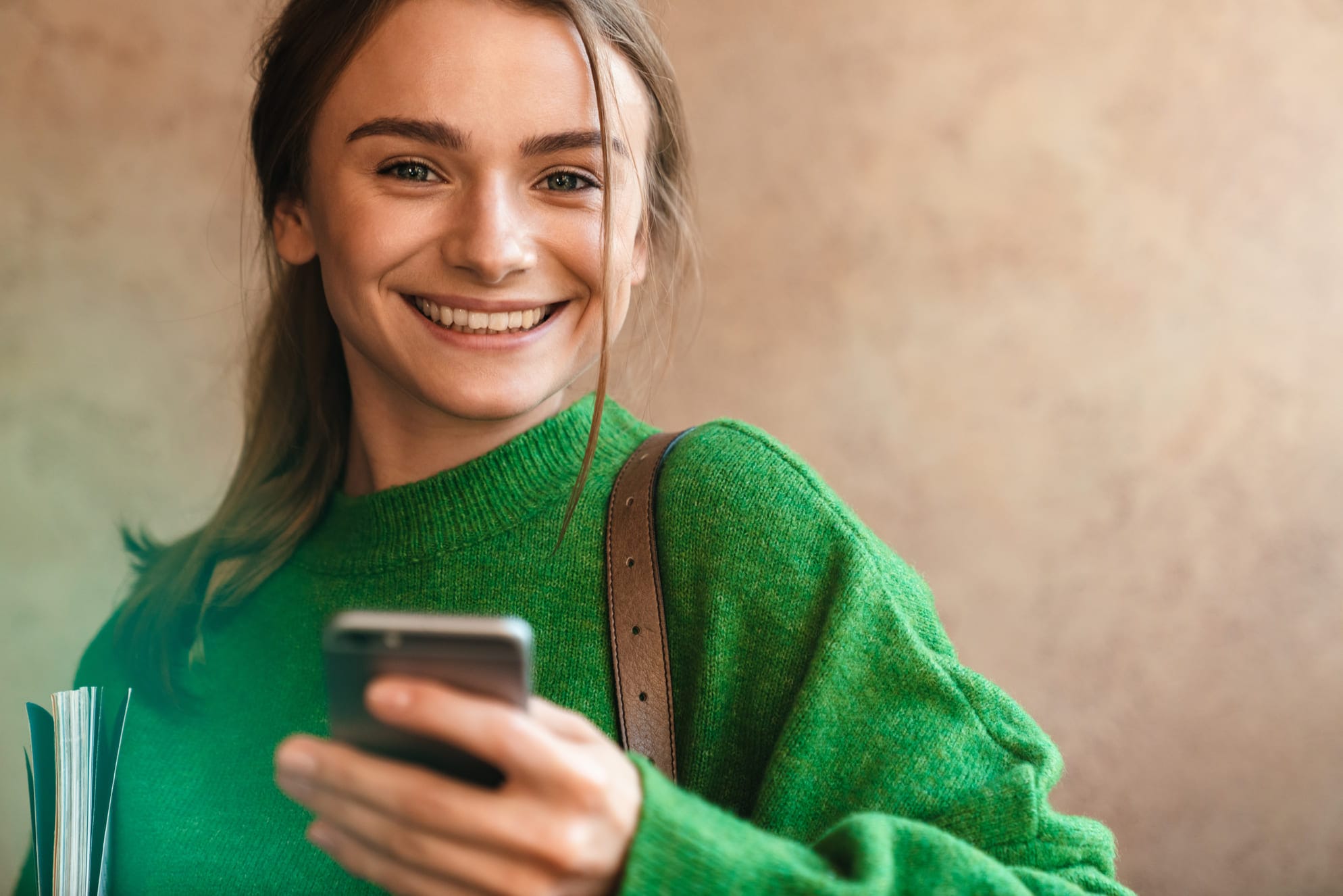 Lainaa 2000 € heti tilille | Kilpailuta korot ilmaiseksi 23 Kaunis nainen selaa puhelinta ja etsii 2000 euron lainaa kotoa käsin