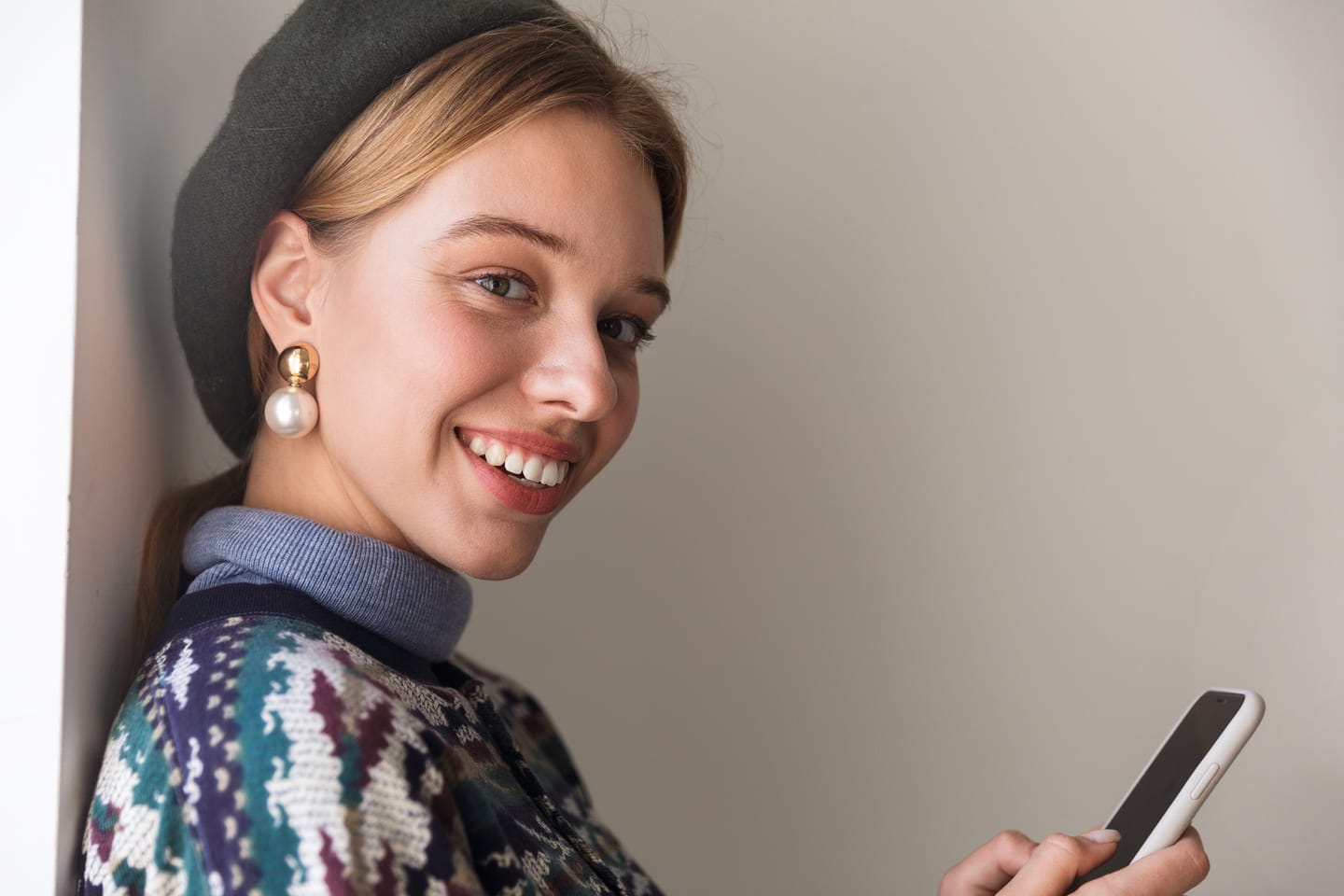 Nainen käyttää puhelinta tyytyväisenä saatuaan lainaa 1000 euroa tililleen