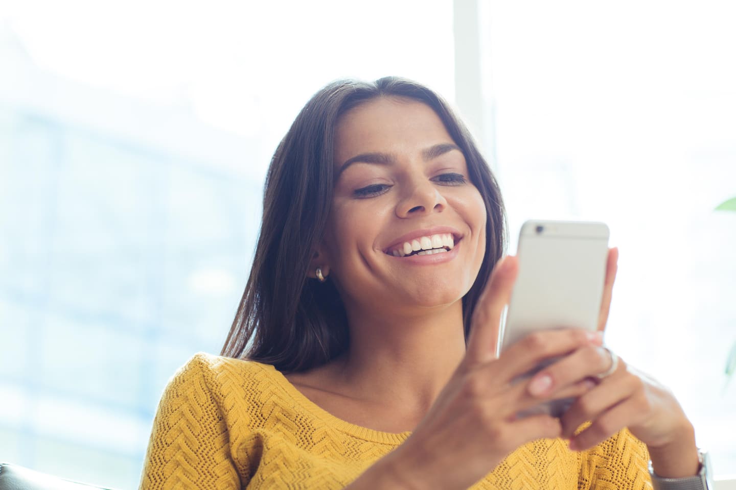 Nainen etsii netistä termillä sähkösopimus kemijärvi