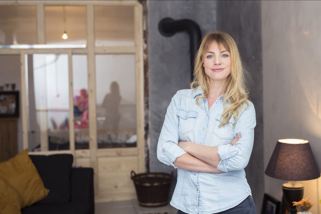 Nainen etsii halvin sähkösopimus Kangasala -alueelle tablettinsa avulla kotisohvalla