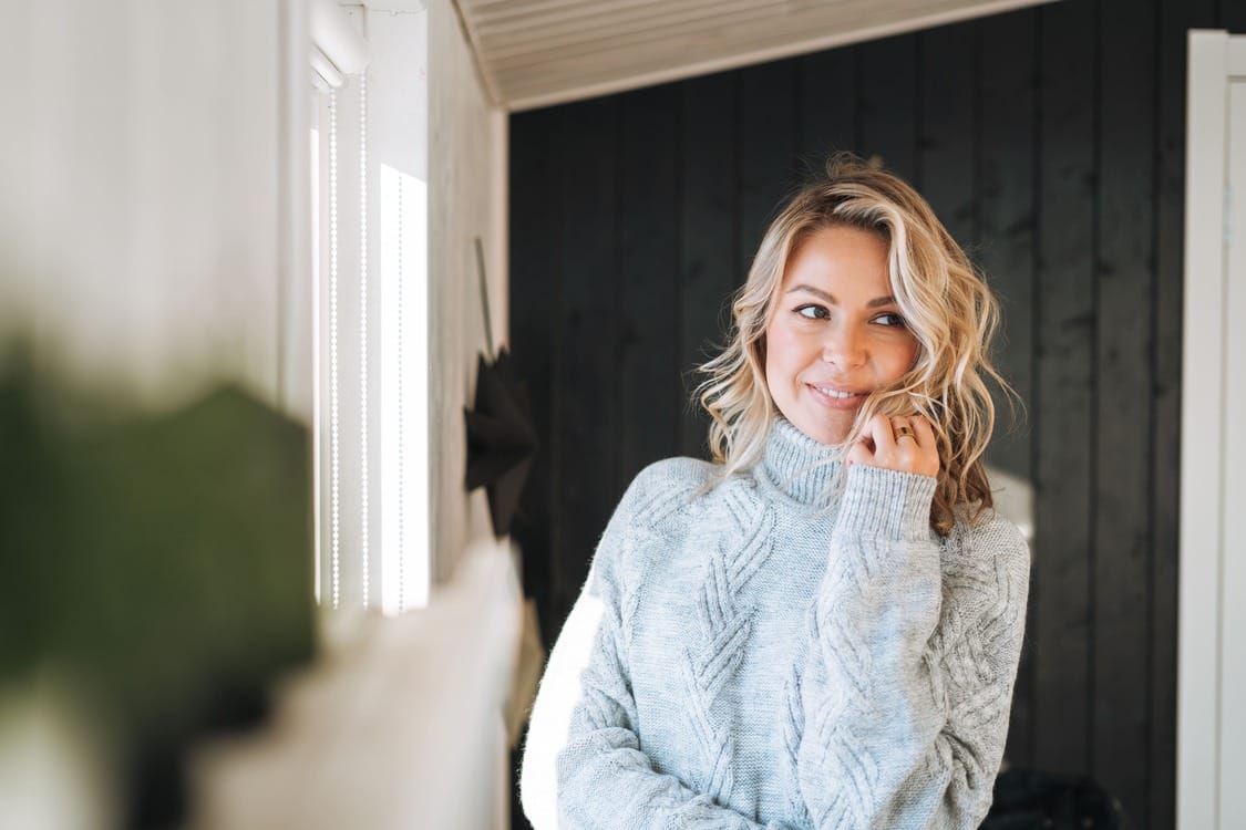 Tyytyväinen nainen joka on kilpailuttanut hakusanalla sähkösopimus kangasniemi oman mökkinsä sähköt