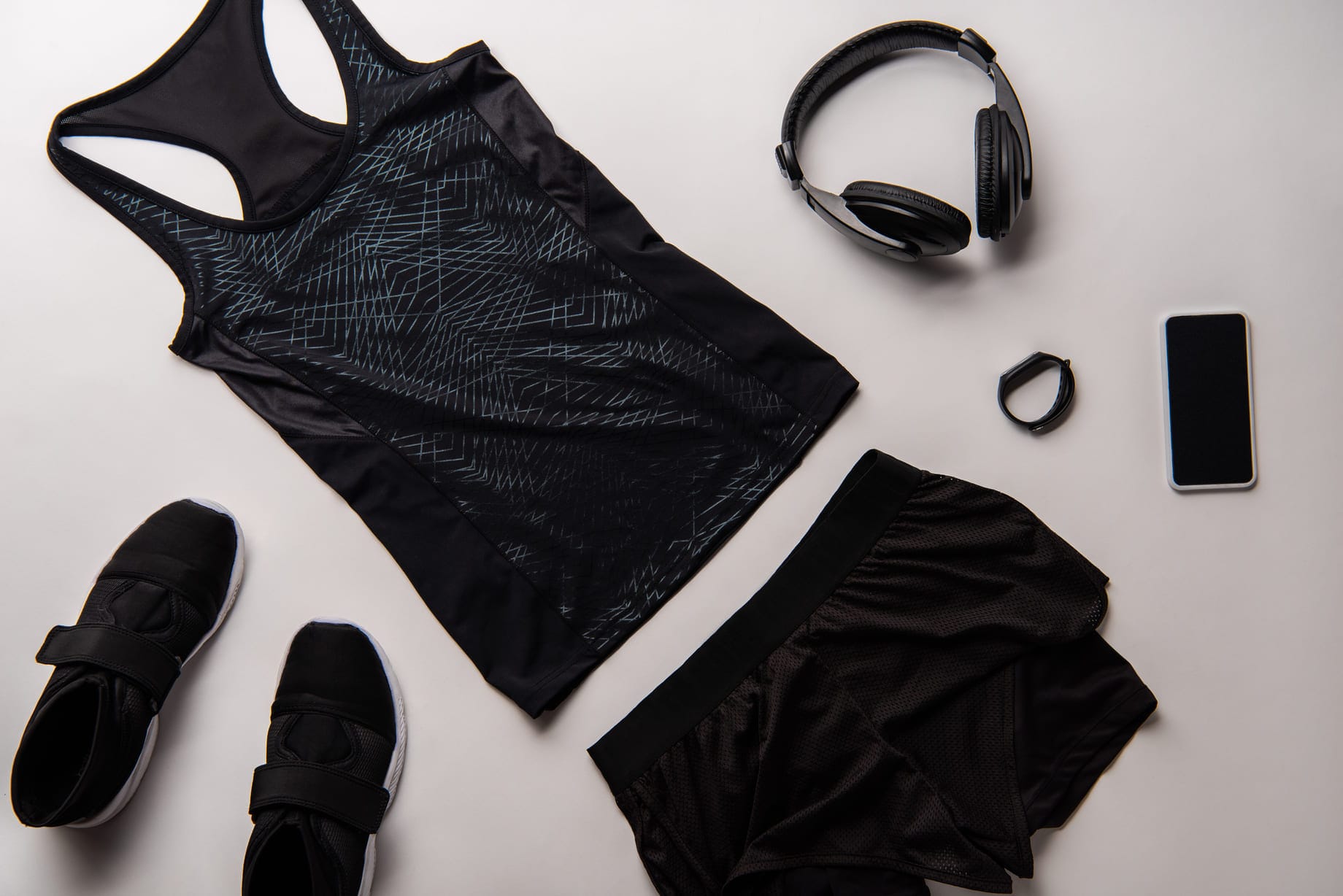 Fitnesstukku Kampanjat & Tarjoukset: Säästä Jopa 40% (Opas 2026) 3 Mustia treenivarusteita, käsipainoja ja lisäravinteita