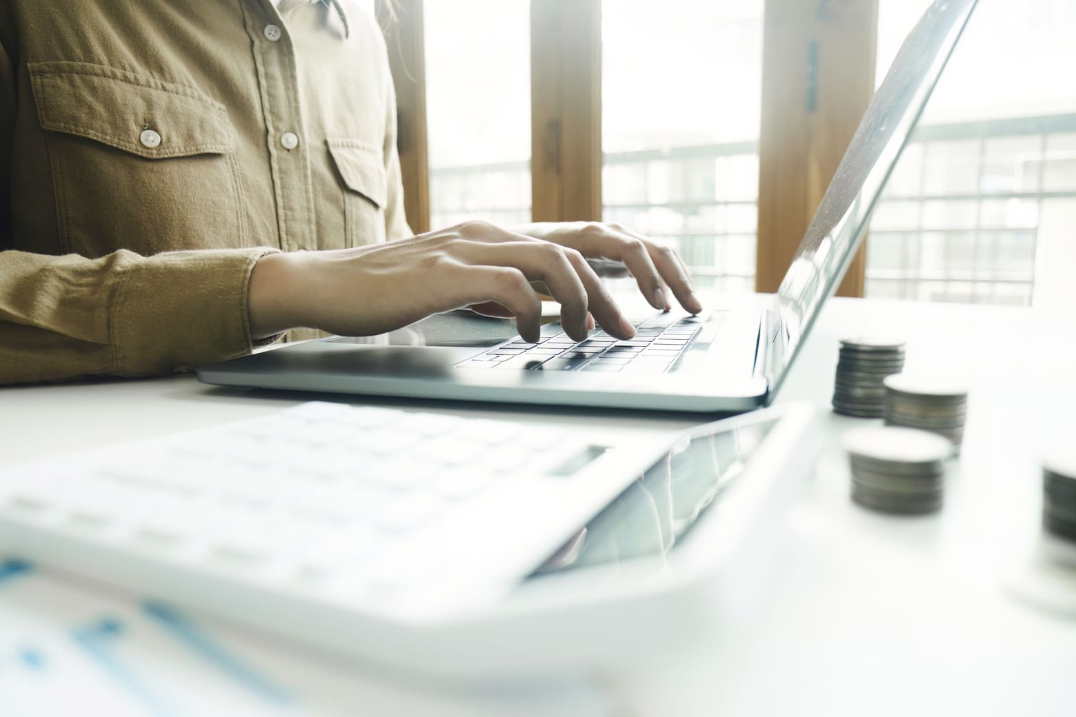 Talousasiantuntija tutkii tietokoneella tarkkaa tilannetta kun aiheena on korkoennuste 2026 ja markkinoiden kehitys