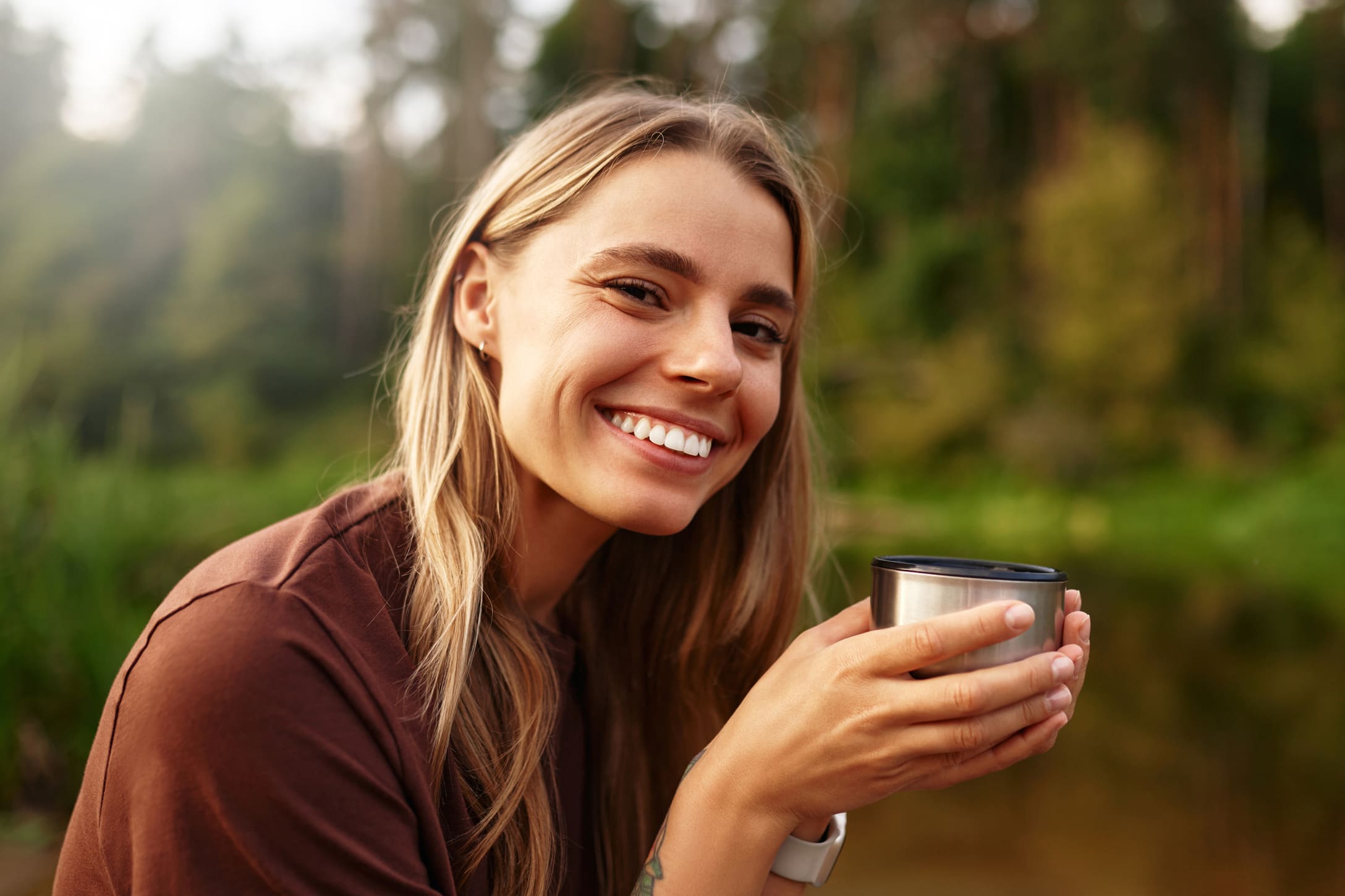 Parhaat suodatinkahvinkeittimet kotiin 2026: Vertailu & opas 9 Nainen nauttimassa suodatinkahvista kotona