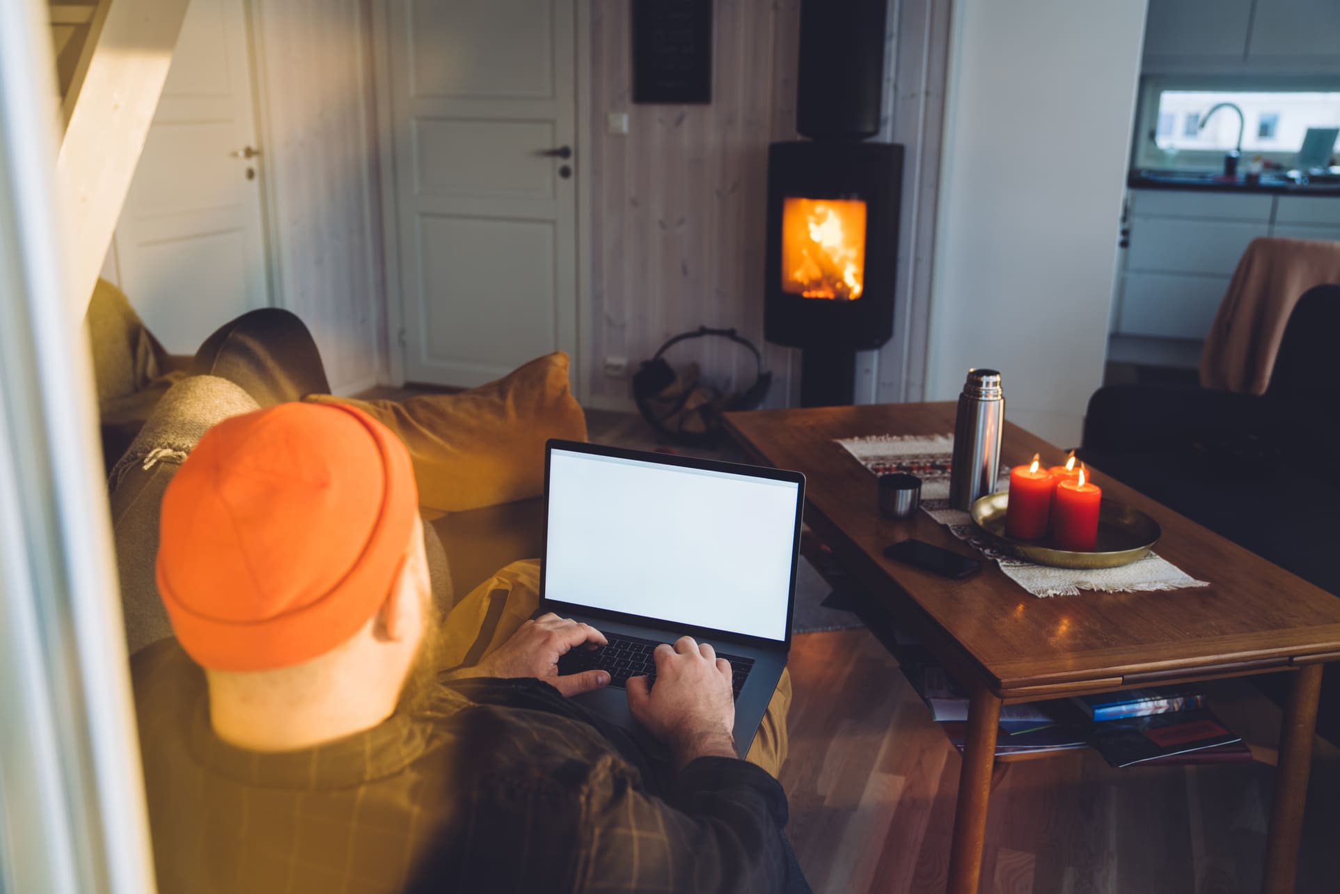 Mies tutkii netistä termillä sähkösopimus porvoo