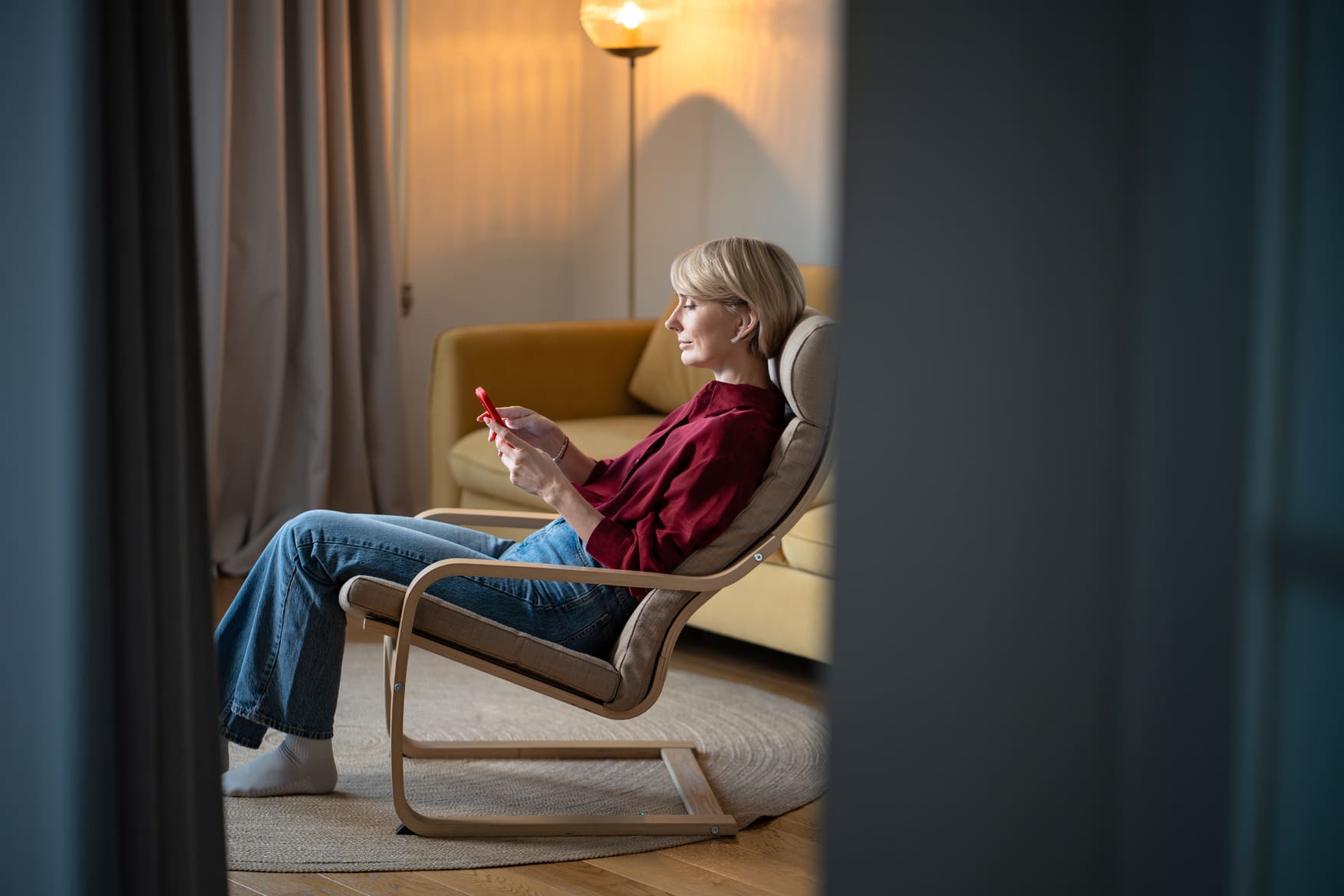 Nainen etsii netistä parasta sähkösopimus Mänttä-Vilppula -tarjousta