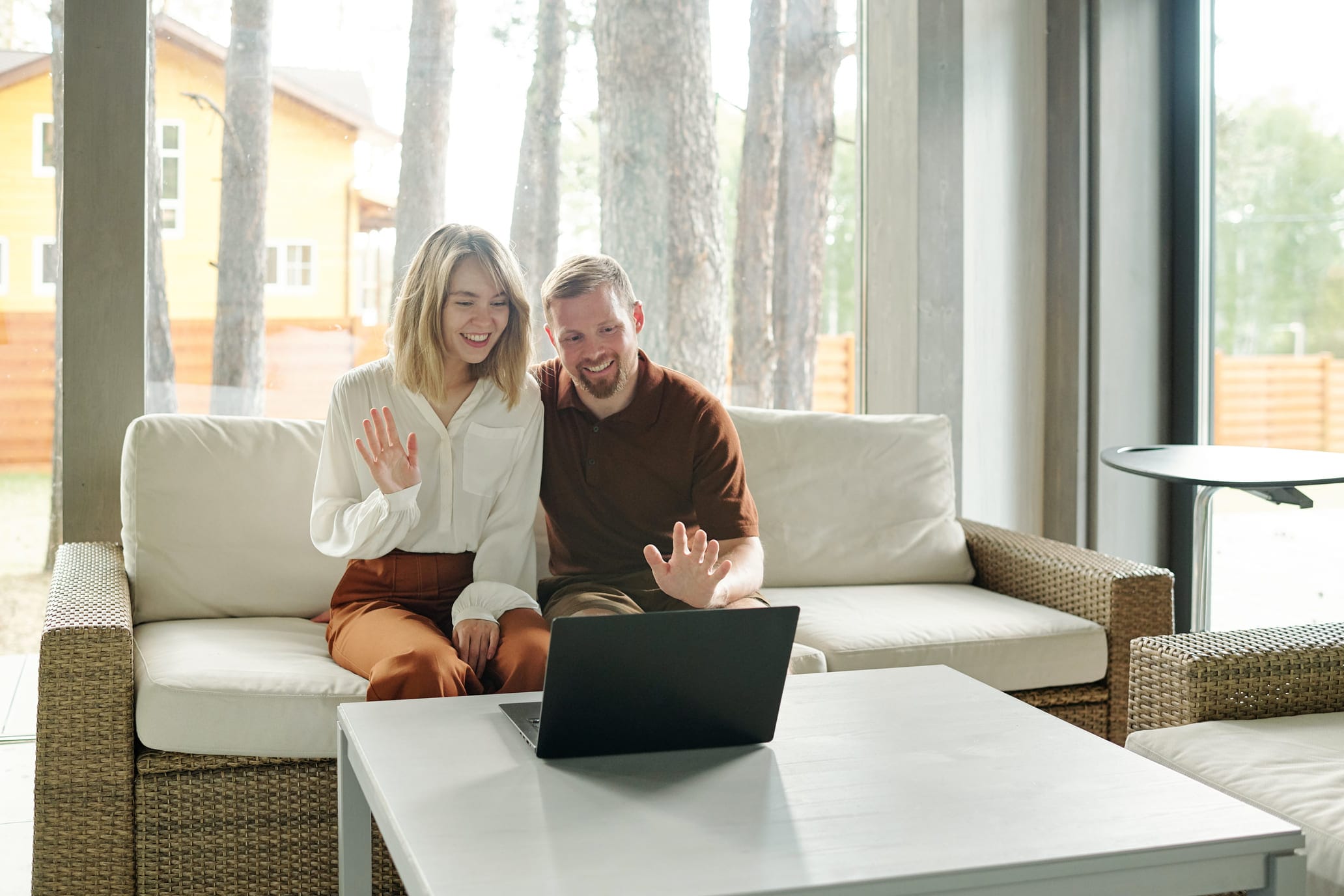 Perhe viettää iltaa lämpimässä kodissa, kun halvin sähkösopimus porvoo on löytynyt