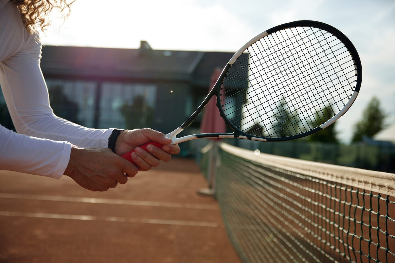 Parhaat tennismailat aloittelijalle 2026 – Helppo valinta 9 Tenniksenpelaaja pitelee mailaa