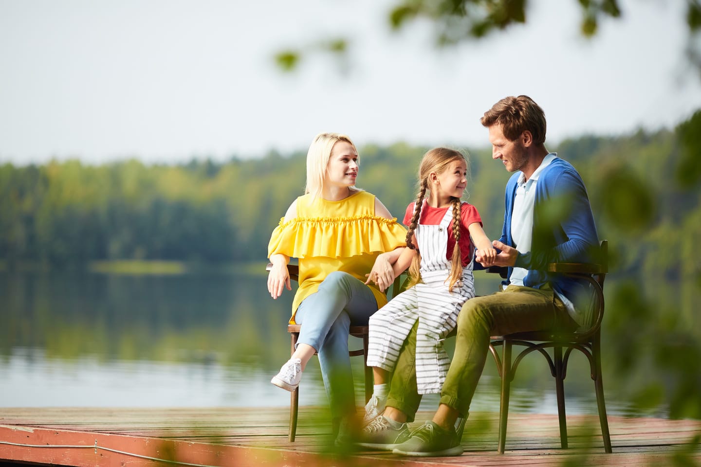 Perhe viettää aikaa mökillä Saimaan rannalla Mikkelissä