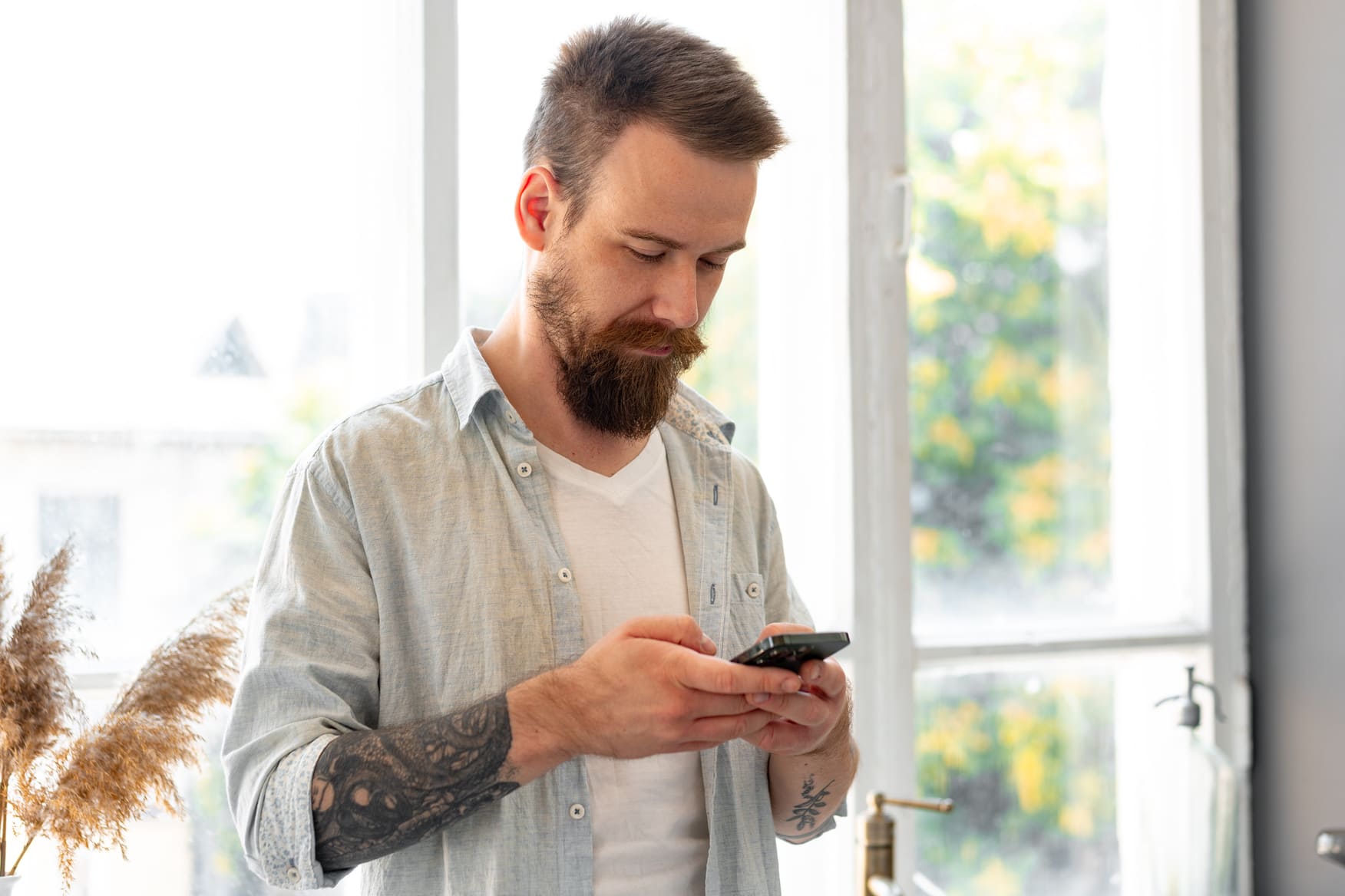 Sähkösopimus Pirkkala 2026 – Vertaile edullisimmat tarjoukset 2 Mies tarkastelee sähkölaskua miettien sähkösopimus Pirkkala -vaihtoehtoja