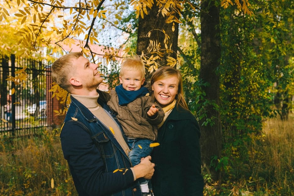 Perhe viettää iltaa Lopella, kun halvin sähkösopimus on löytynyt