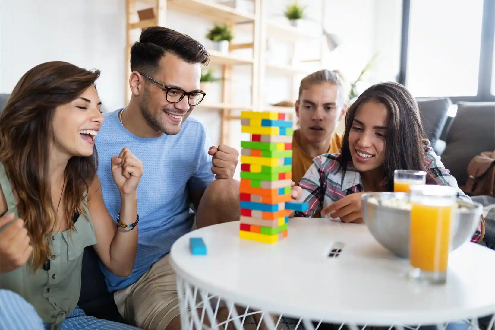 Ystävät pelaavat lautapeliä ja nauttivat seurasta