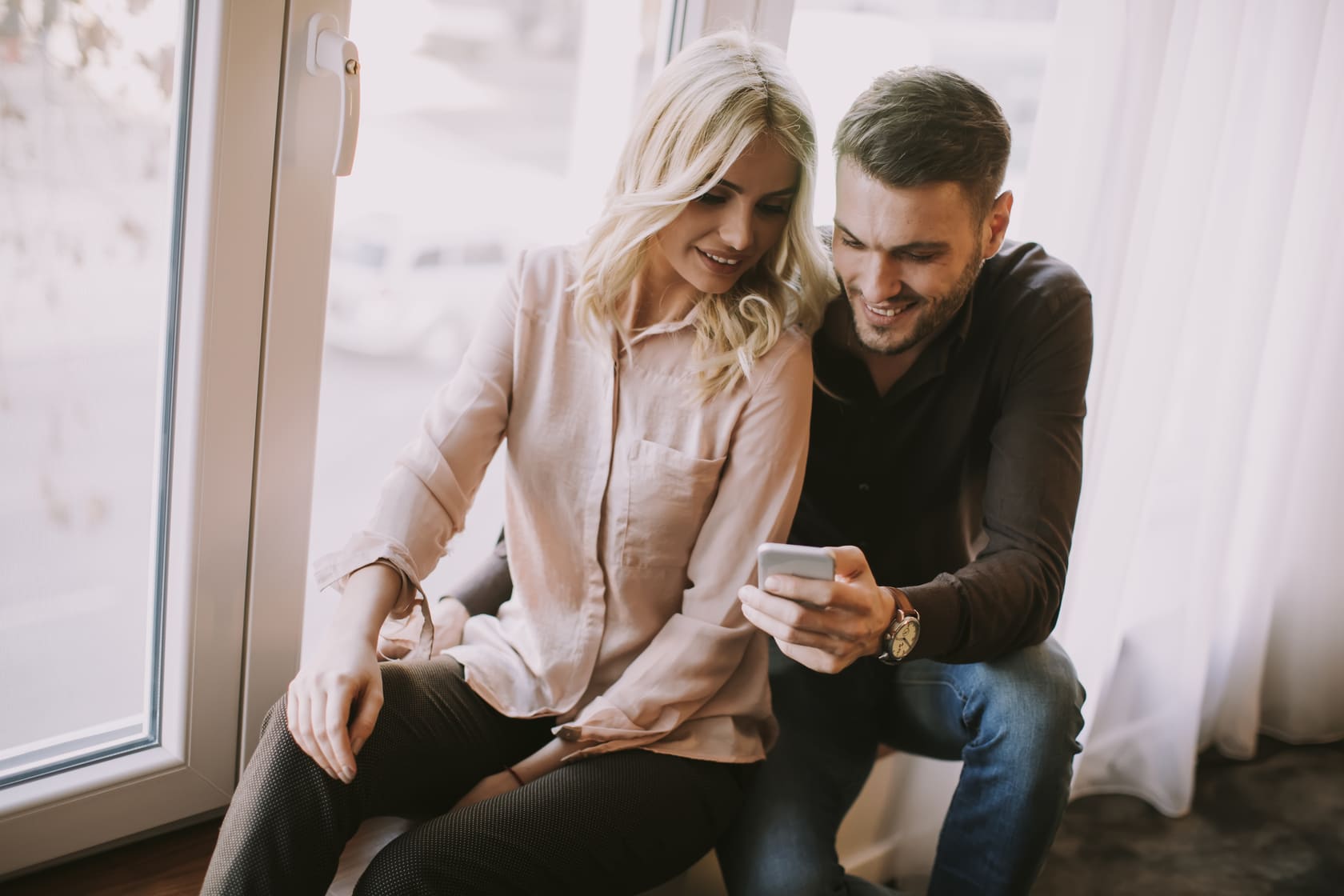 Perhe nauttii lämpimästä olohuoneesta Paimiossa, kun sähkösopimus on kunnossa