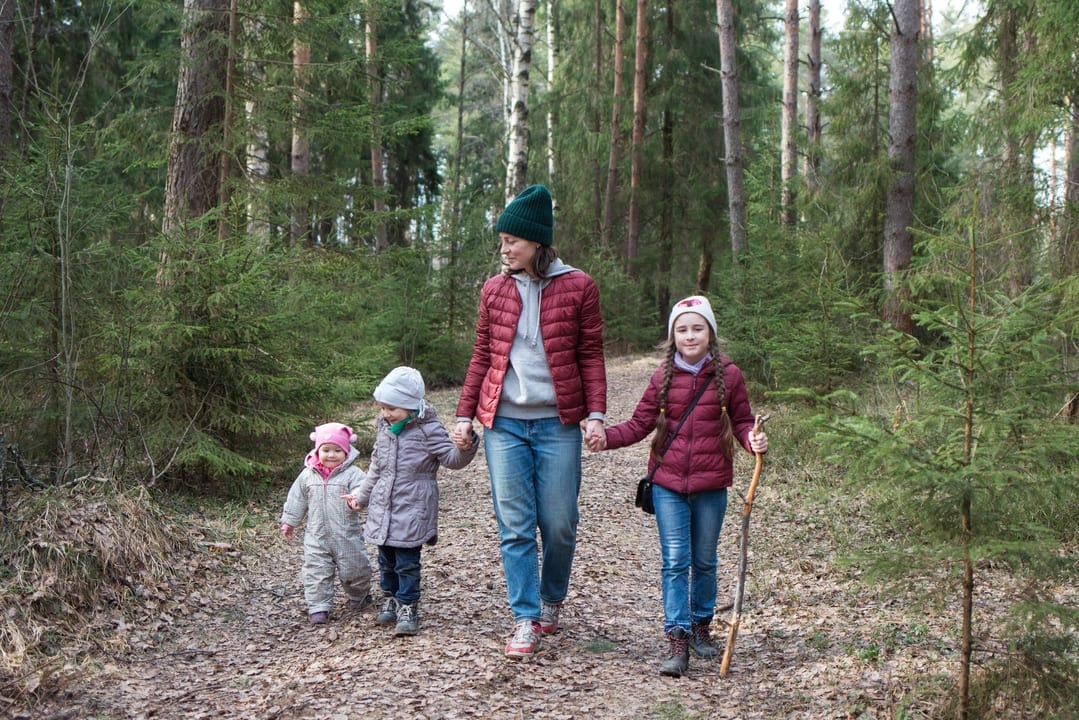 perhe kävelyllä Maskun metsässä