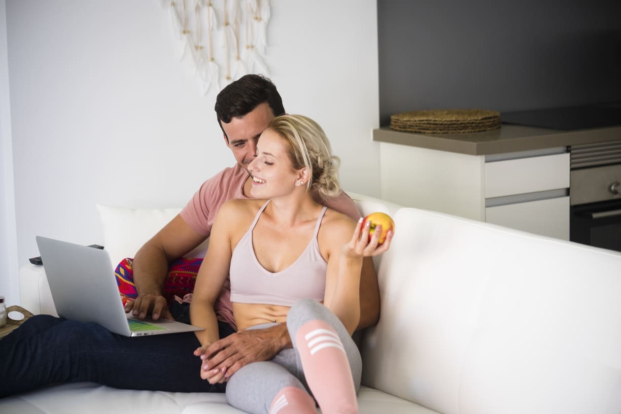 Nainen etsii netistä termillä sähkösopimus pudasjärvi