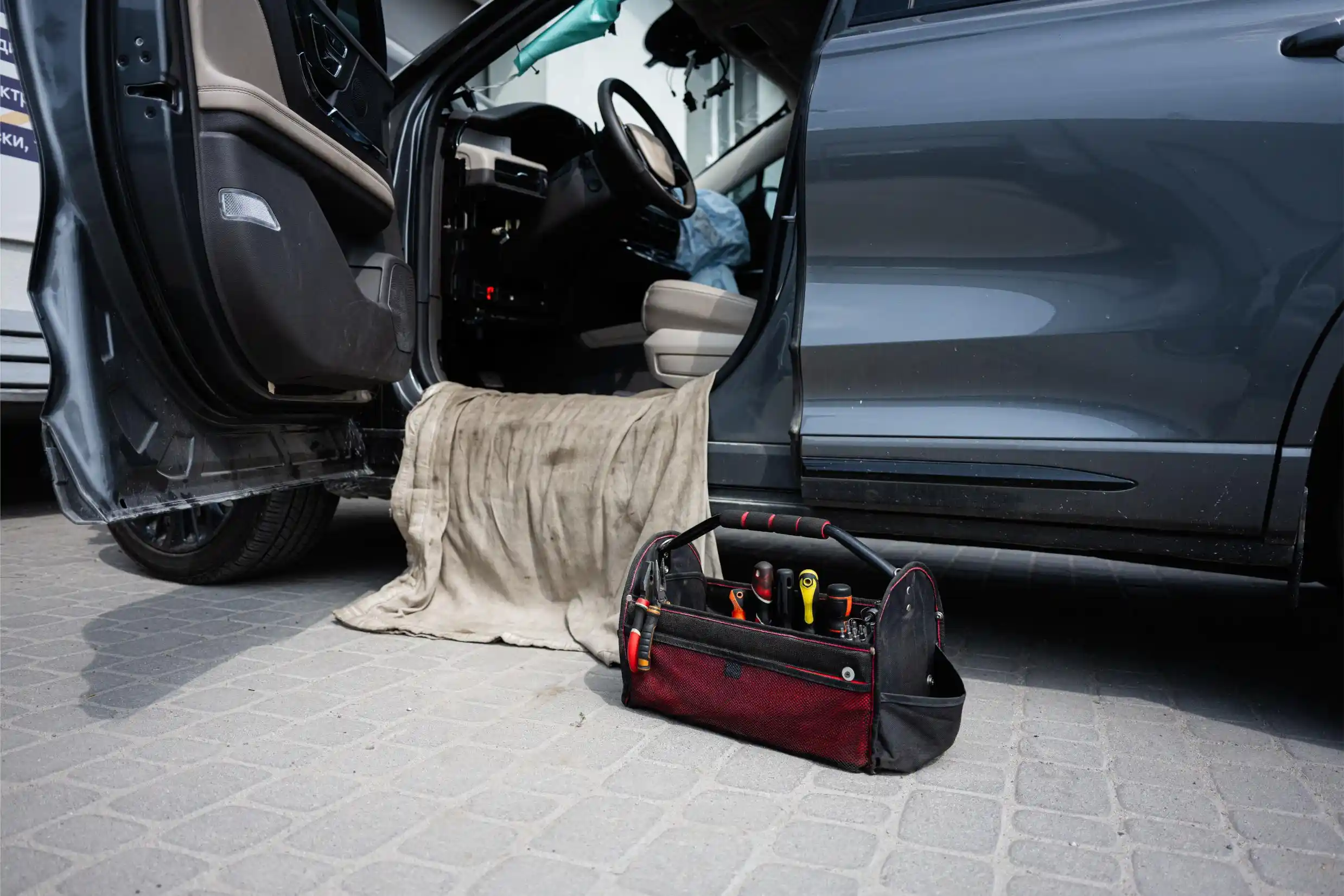 Avoin ajoneuvon ovi, jossa työkalupakki valmiina huoltoon