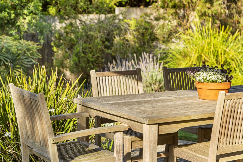 Edulliset puutarhapöydät luonnonväri