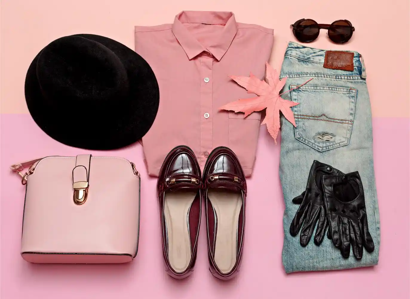 Nainen kävelee kaupungilla rento mekko päällään, joka kuvastaa arjen ja vapaa-ajan mekkojen monipuolisuutta.