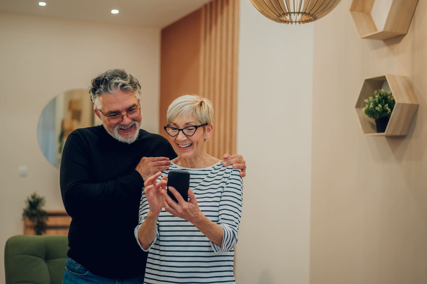 Sähkösopimus Parainen 2026 – Vertaile ja löydä halvin sähkö 1 Nainen ja mies etsii netistä termillä sähkösopimus parainen