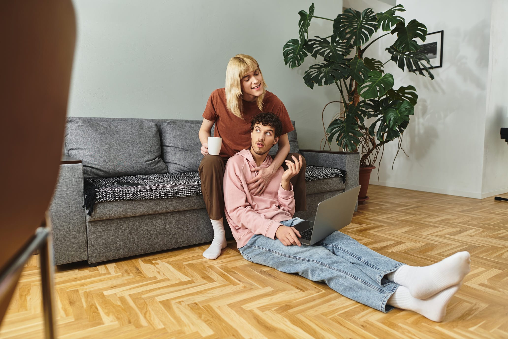 Sähkösopimus Pälkäne: Vertaile ja säästä sähkölaskussa 1 Nainen etsii netistä termillä sähkösopimus pälkäne