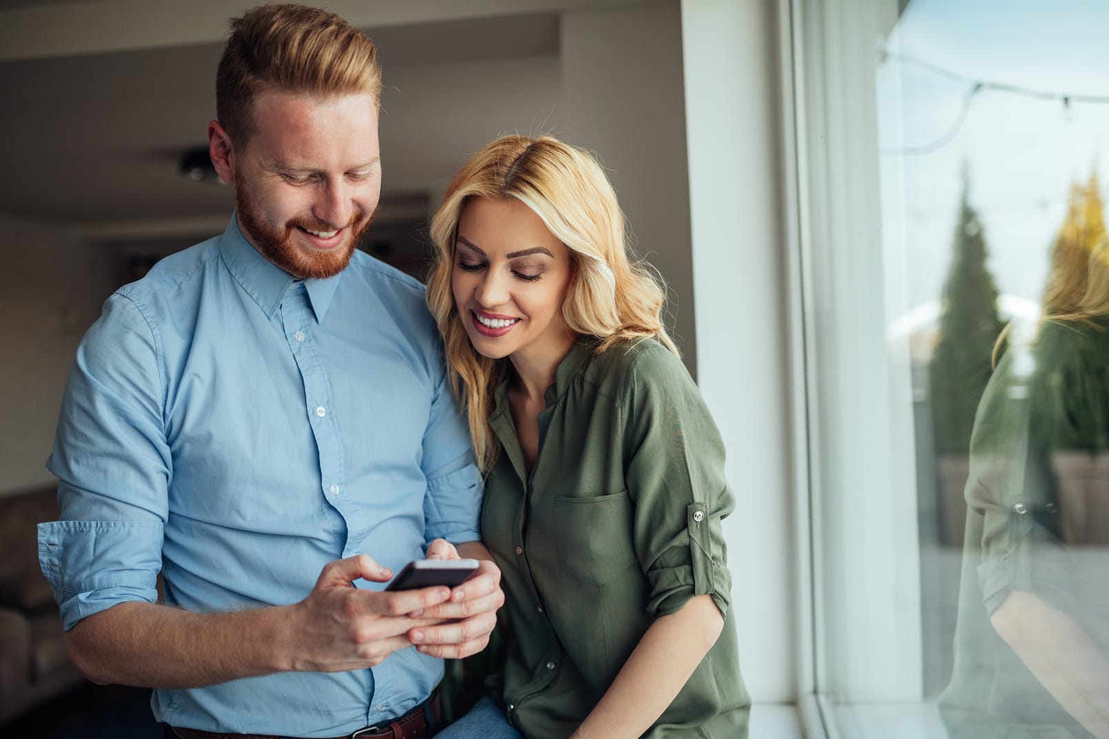 Sähkösopimus Pälkäne: Vertaile ja säästä sähkölaskussa 2 Pari viettää iltaa lämpimässä kodissa, kun halvin sähkösopimus pälkäne on löytynyt