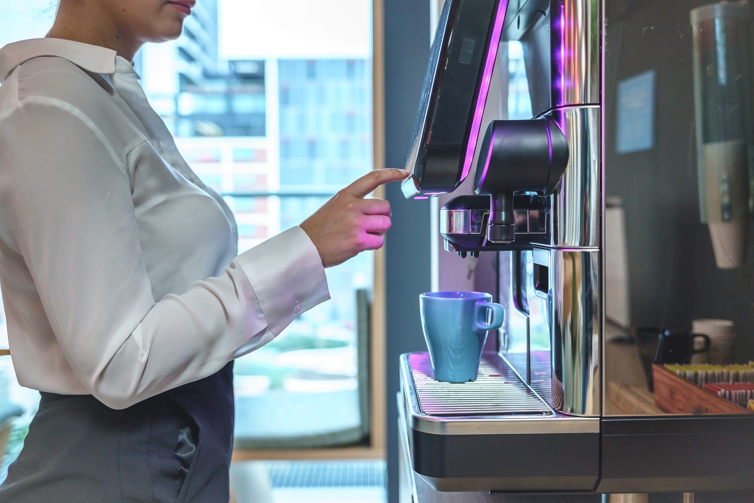 Melitta Caffeo Solo kahviautomaatit vertailu 2026 5 Nainen valmistamassa kahvia Melitta Caffeo Solo kahviautomaatilla