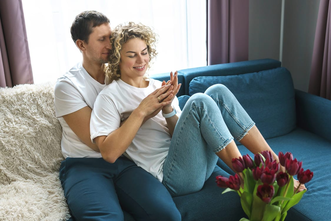 Nainen etsii netistä termillä sähkösopimus raahe